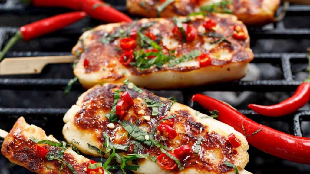 What do you eat halloumi with?