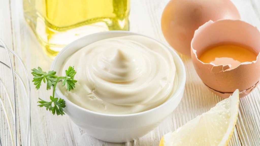 How much mayonnaise is a substitute for one egg?